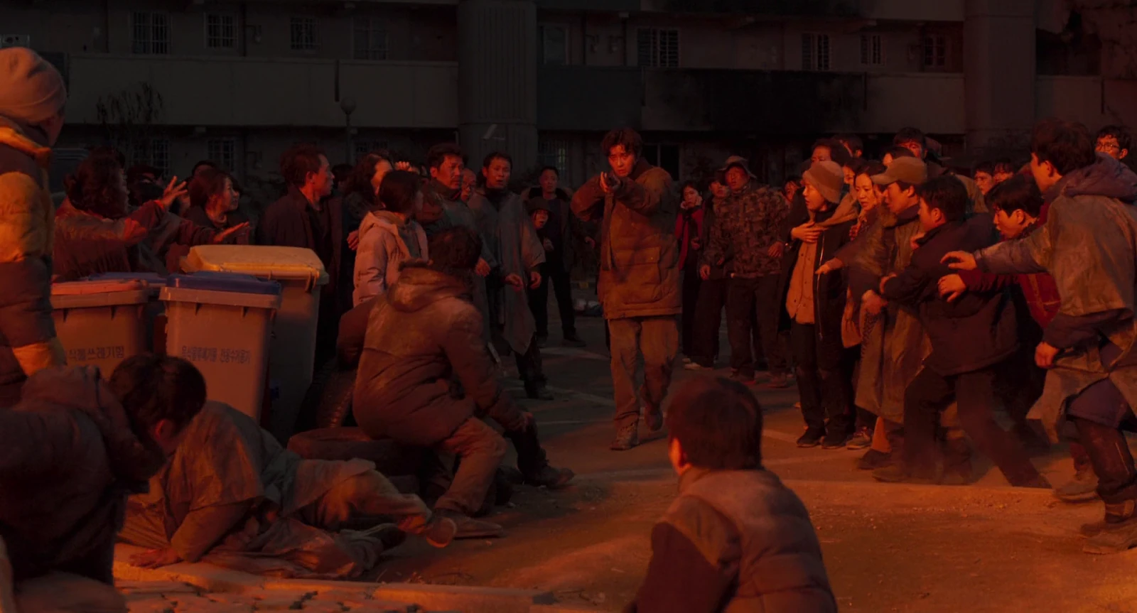 Concrete Utopia (2023) Movie Screenshot (4) Concrete Utopia (2023) Movie Screenshot (4)