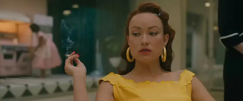 Don't Worry Darling (2022) Movie Screenshot (4) Don't Worry Darling (2022) Movie Screenshot (4)