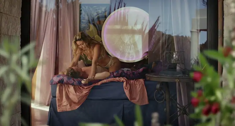 Glass Onion A Knives Out Mystery (2022) Movie Screenshot (8) Glass Onion A Knives Out Mystery (2022) Movie Screenshot (8)